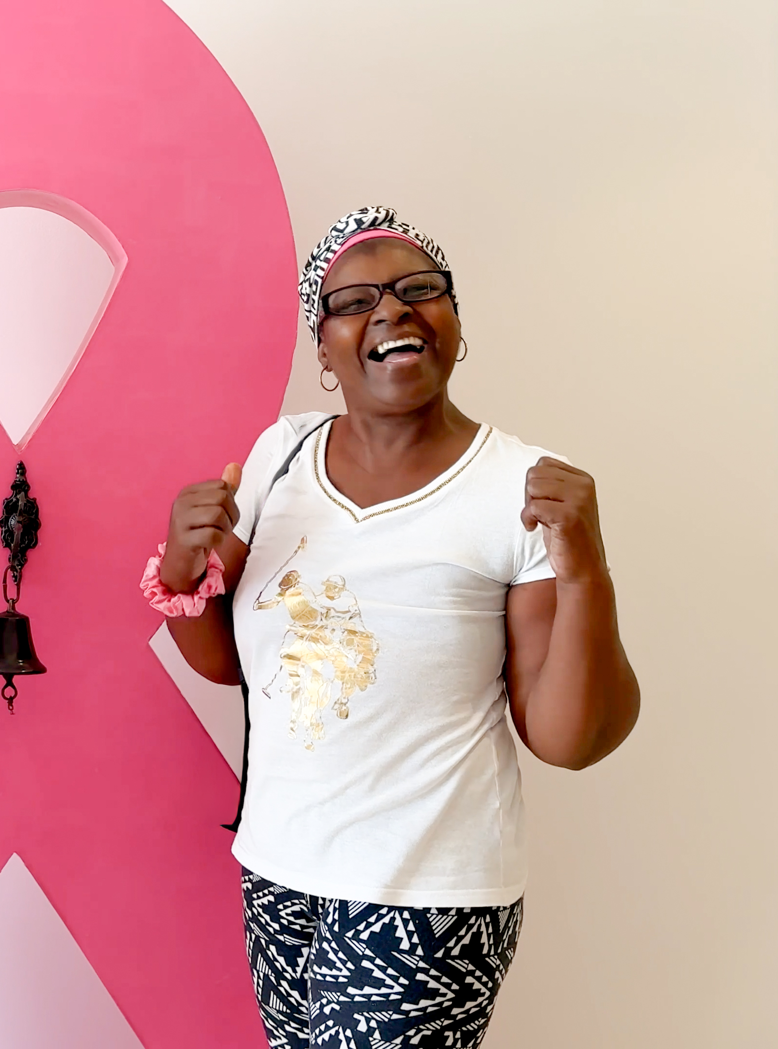 Larrian Williams Simpson, paciente internacional del Instituto de Cáncer del Hospital Serena del Mar, celebra la culminación de su tratamiento contra el cáncer de mama.