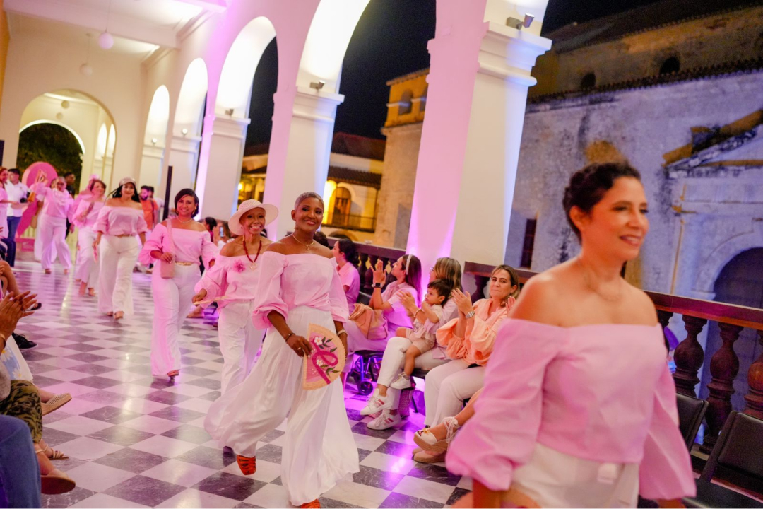 Foto de los momentos más especiales fue la ‘Pasarela Rosa’, en la que 15 mujeres sobrevivientes del cáncer desfilaron con orgullo