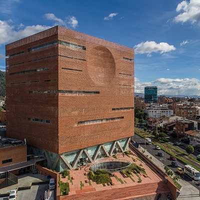 Edificio de la Fundación Santa Fe de Bogotá, referente de orgullo institucional y salud de alta complejidad con certificaciones internacionales que garantizan una atención excepcional.