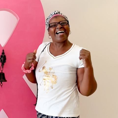 Larrian Williams Simpson, paciente internacional del Instituto de Cáncer del Hospital Serena del Mar, celebra la culminación de su tratamiento contra el cáncer de mama.